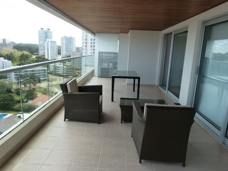 Departamento en alquiler Playa Brava , en edificio con amenities